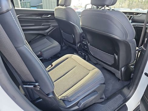 Used 2023 Jeep Grand Cherokee L Laredo image 14