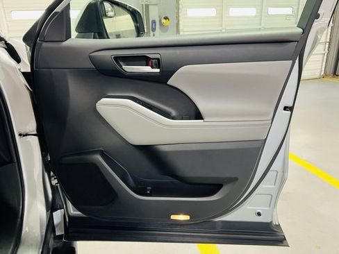 Used 2023 Toyota Highlander XLE image 37