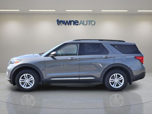 Used 2022 Ford Explorer XLT AWD/4WD image 3