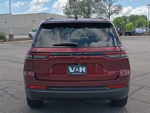 Used 2024 Jeep Grand Cherokee Altitude AWD/4WD image 21