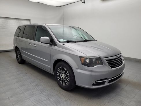Used 2014 Chrysler Town & Country S FWD image 13