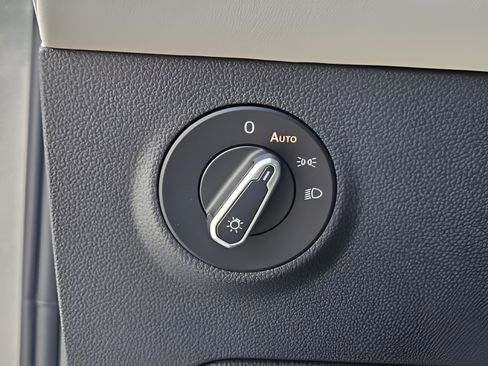 Certified 2025 Volkswagen Taos SE FWD image 14