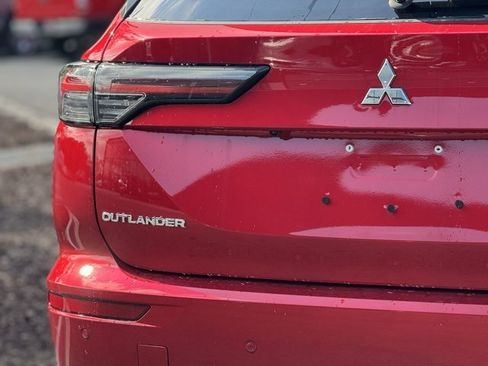 New 2025 Mitsubishi Outlander SE image 11
