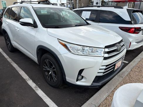 Used 2018 Toyota Highlander Plus FWD image 4