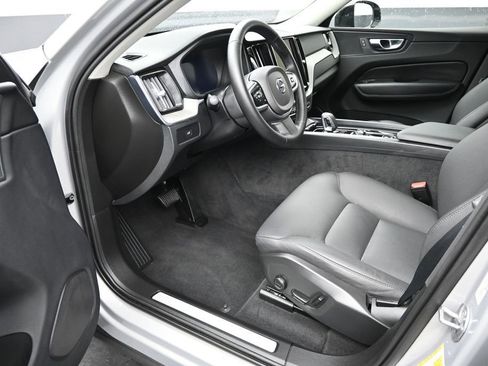 Used 2025 Volvo XC60 B5 Plus AWD/4WD image 9