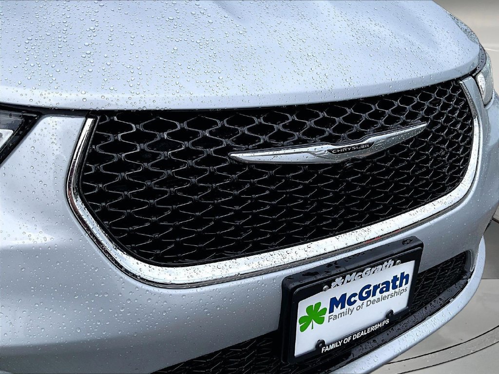 Used 2023 Chrysler Pacifica Touring-L FWD image 35