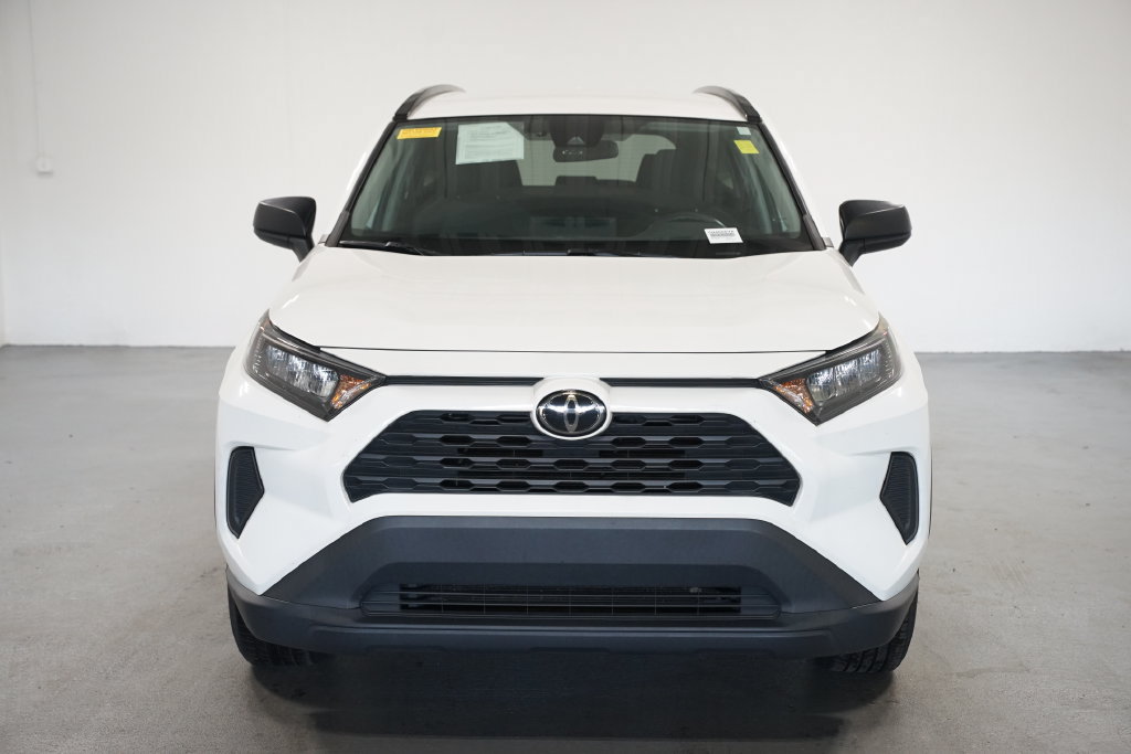 Used 2019 Toyota RAV4 LE FWD image 2
