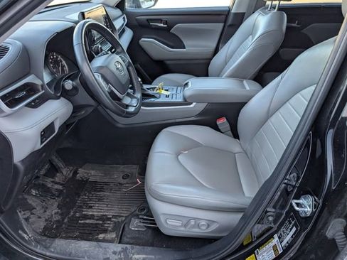 Used 2022 Toyota Highlander XLE image 2