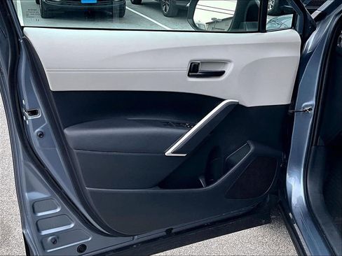 Used 2022 Toyota Corolla Cross L image 9