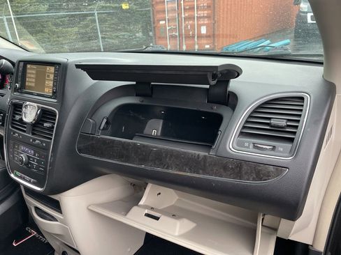 Used 2016 Chrysler Town & Country Touring w/ Driver Convenience Group image 39