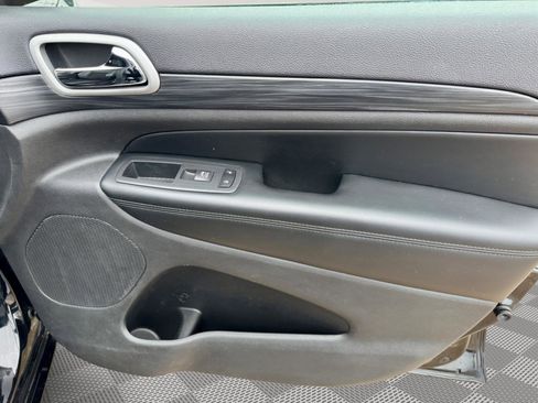 Used 2020 Jeep Grand Cherokee Altitude AWD/4WD image 27