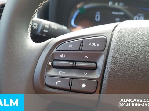 Certified 2025 Hyundai Venue Limited FWD image 28