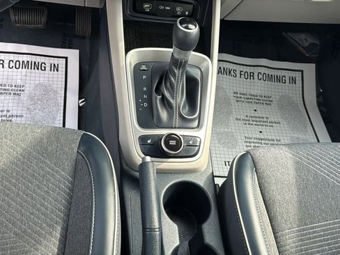 Used 2023 Hyundai Venue Limited image 20