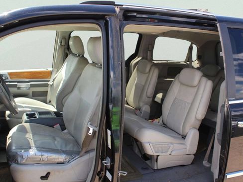 Used 2008 Chrysler Town & Country Limited w/ Entertainment Group #3 FWD image 5