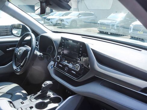 Used 2021 Toyota Highlander XLE AWD/4WD image 23