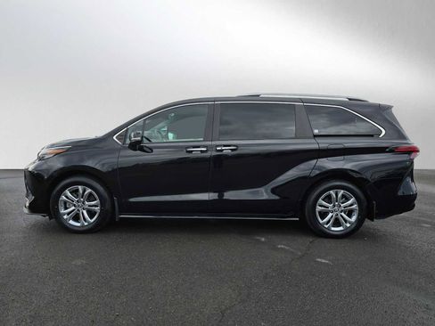 Used 2023 Toyota Sienna Platinum image 4