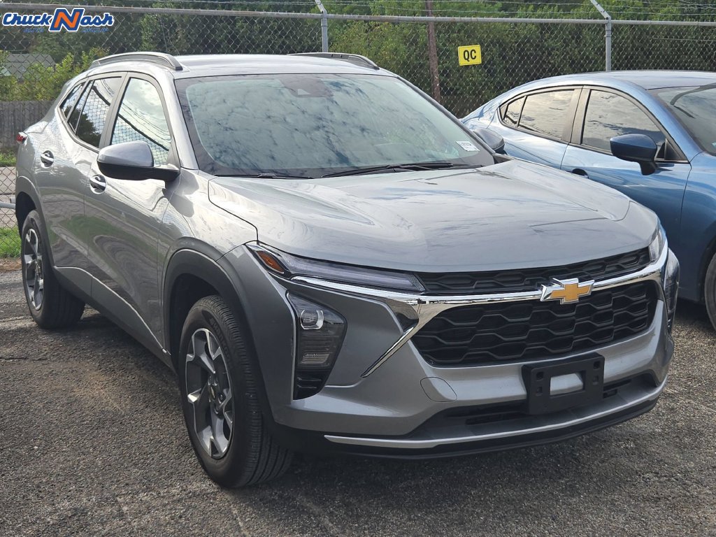 Used 2025 Chevrolet Trax LT w/ Driver Confidence Package FWD image 1
