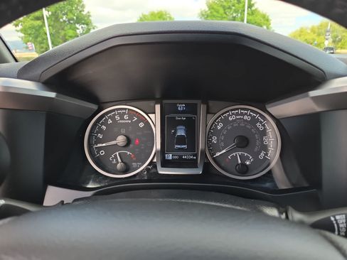 Used 2022 Toyota Tacoma Limited w/ Black Out Package (TMS) AWD/4WD image 26
