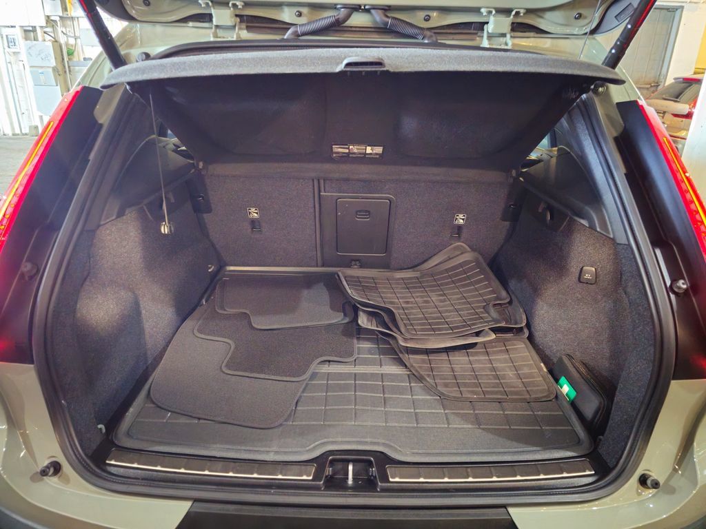 Certified 2024 Volvo XC40 B5 Plus w/ Protection Package Premier AWD/4WD image 7