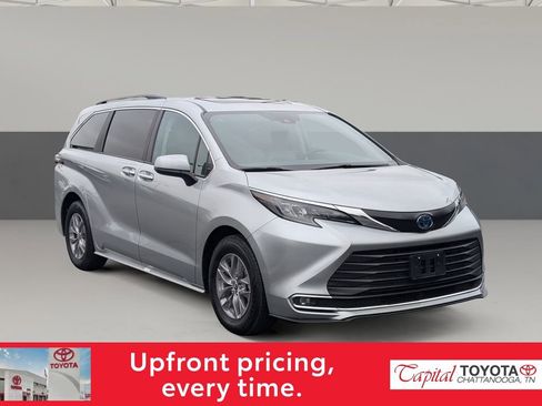Used 2024 Toyota Sienna XLE image 1