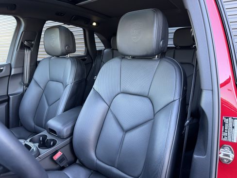 Certified 2025 Porsche Macan image 12