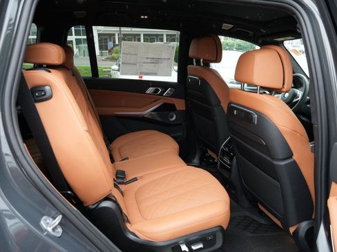 Used 2027 BMW X7 xDrive40i AWD/4WD image 11