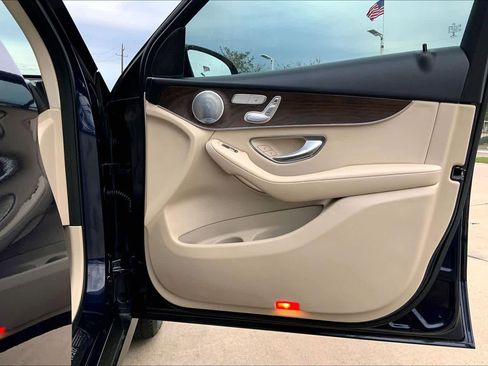 Used 2019 Mercedes-Benz GLC 350e 4MATIC w/ Premium Package image 22