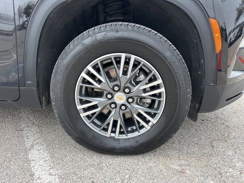 Used 2025 Chevrolet Traverse LT image 38