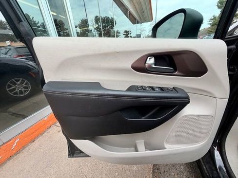 Used 2023 Chrysler Voyager LX FWD image 25