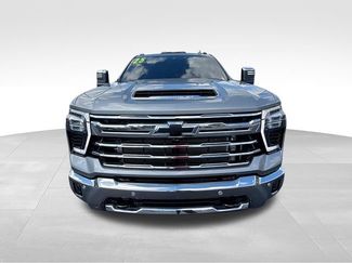 Used 2025 Chevrolet Silverado 2500 LTZ w/ LTZ Plus Package AWD/4WD video 3