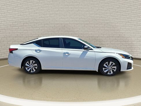 Used 2024 Nissan Altima 2.5 S FWD image 4