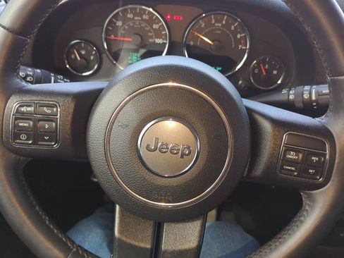 Used 2016 Jeep Wrangler Unlimited Rubicon w/ Connectivity Group AWD/4WD image 16