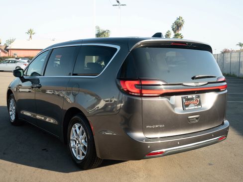Used 2023 Chrysler Pacifica Touring-L image 6