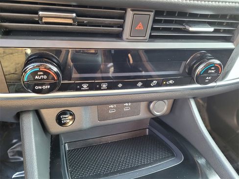 Used 2024 Nissan Rogue SV image 19