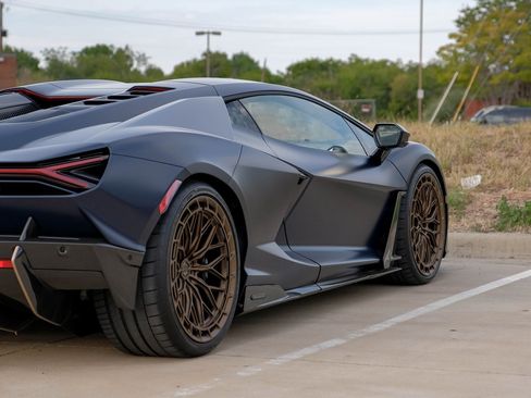 Used 2025 Lamborghini Revuelto image 11