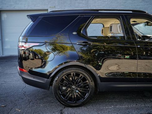 Used 2019 Land Rover Discovery HSE image 16