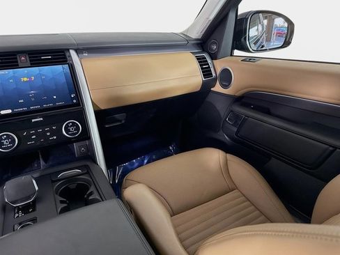 Used 2025 Land Rover Discovery Metropolitan Edition image 26