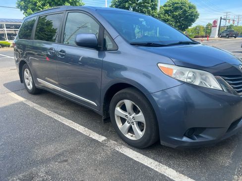 Used 2017 Toyota Sienna LE FWD image 1