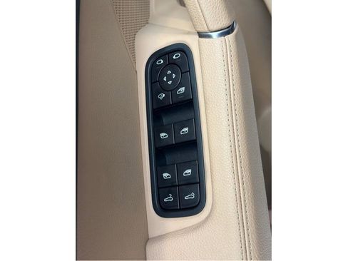 Used 2022 Porsche Cayenne Platinum Edition image 11