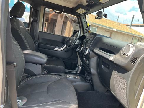 Used 2017 Jeep Wrangler Unlimited Rubicon w/ Connectivity Group AWD/4WD image 17