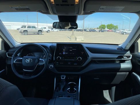 Used 2025 Toyota Highlander LE image 35