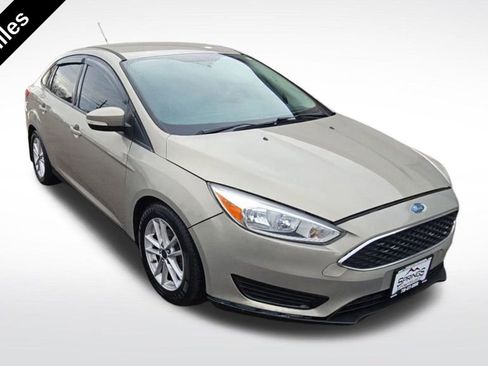 Used 2016 Ford Focus SE w/ SE Power Seat Package image 3