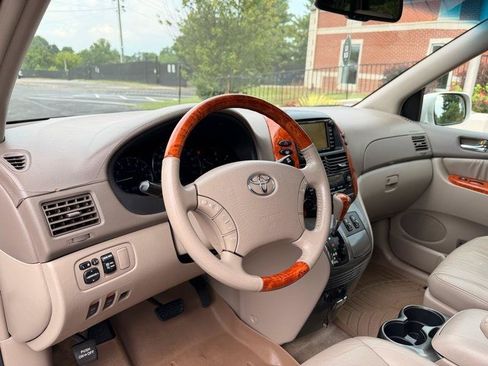 Used 2010 Toyota Sienna FWD image 11
