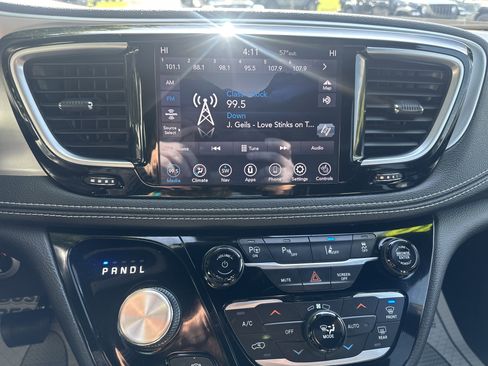 Used 2020 Chrysler Pacifica Limited w/ Advanced Safetytec Group FWD image 26