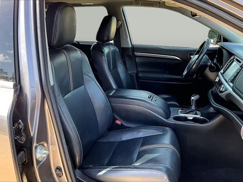 Used 2018 Toyota Highlander SE FWD image 9
