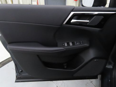 New 2025 Mitsubishi Outlander SE image 9