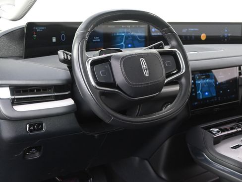 Used 2025 Lincoln Navigator Reserve AWD/4WD image 12