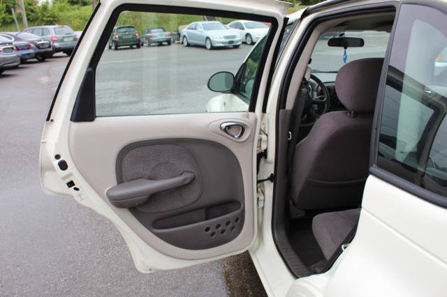 Used 2005 Chrysler PT Cruiser Touring FWD image 12