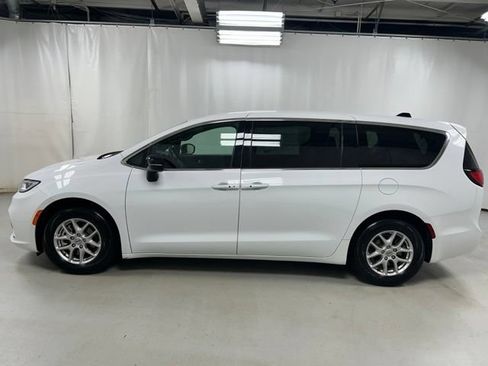 Used 2025 Chrysler Pacifica Select FWD image 8