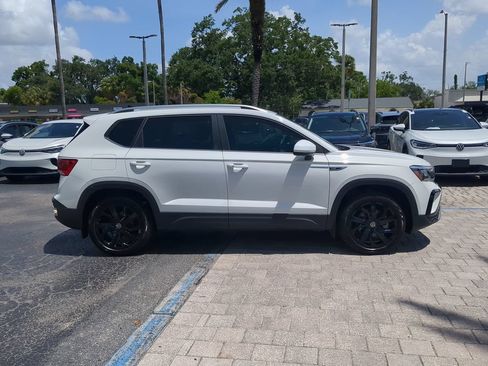 Certified 2022 Volkswagen Taos SE FWD image 3